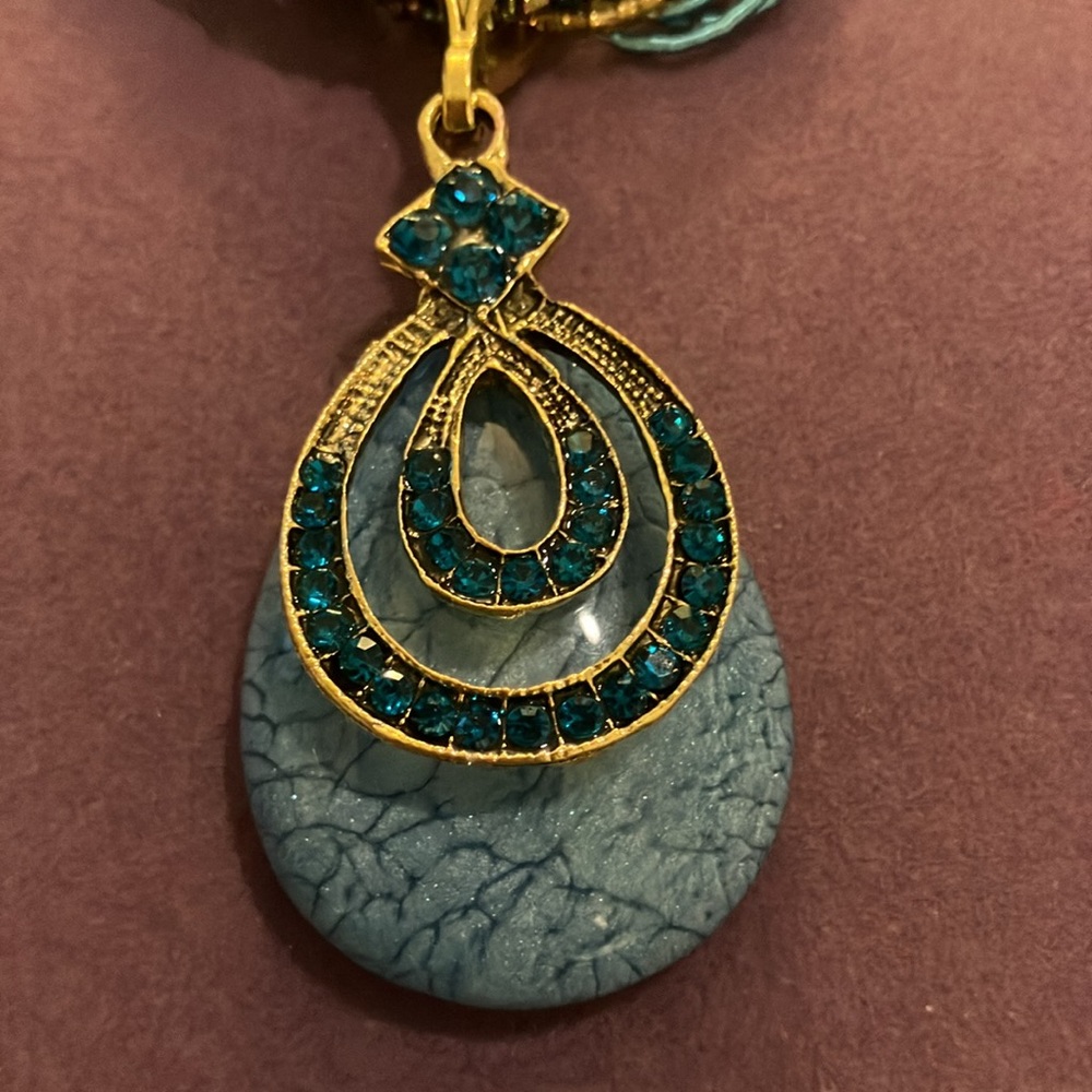 NWOT Turquoise Pendant With Stone and Gold Tone Teardrop Necklace - Picture 4 of 5